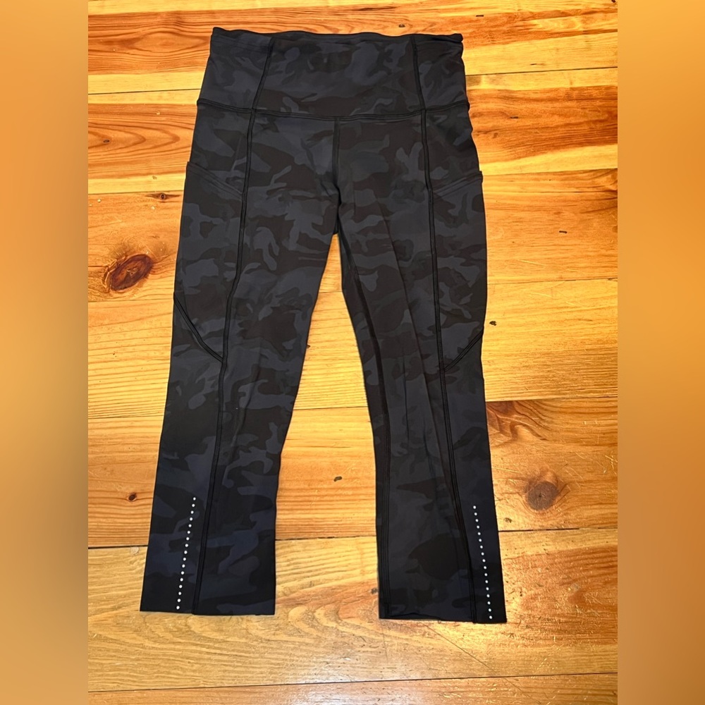 Lululemom black and grey camo capri size 4 like new